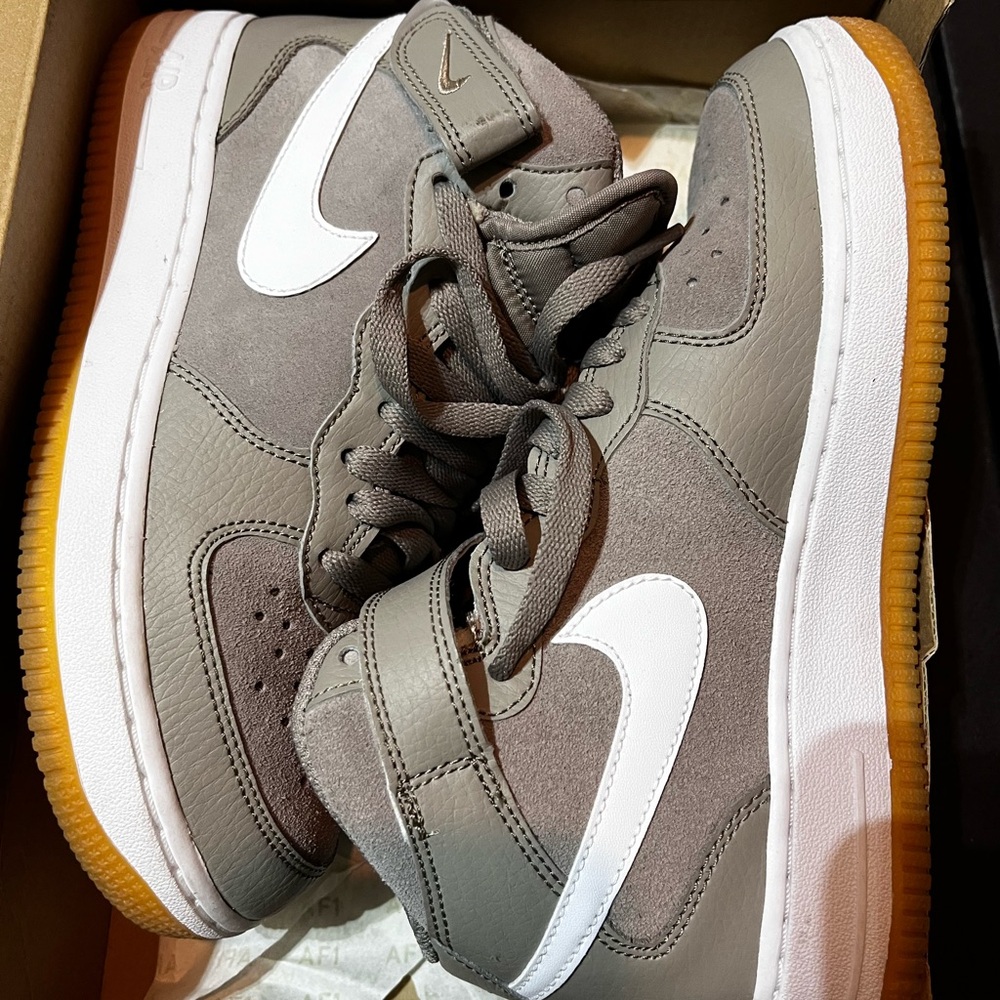 Nike Air Force 1 Mid (GS) “Light Taupe”